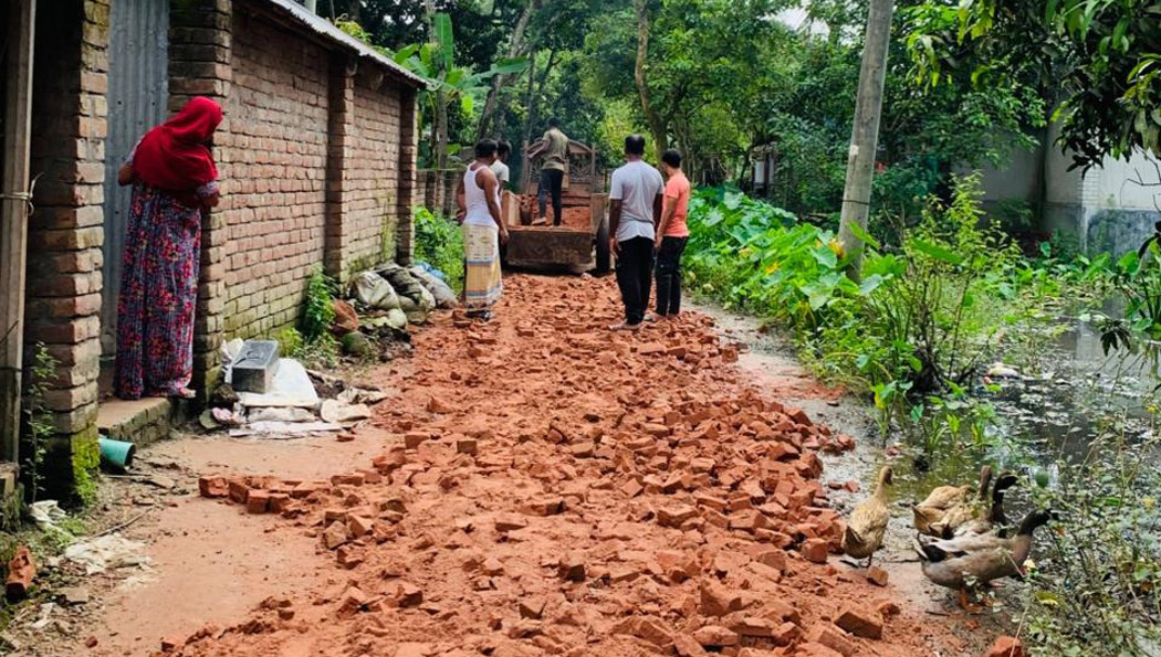 নিজ উদ্যোগে এক কিলোমিটার রাস্তা সংস্কার করলেন আব্দুস সাত্তার