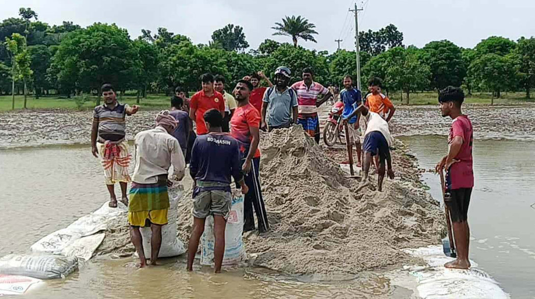 বাঘায় পদ্মার চরে নিজের উদ্দ্যোগে ছাত্র নেতার রাস্তা সংস্কার