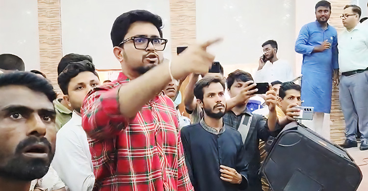 মঞ্চে বসা নিয়ে জুলাই যোদ্ধা ও আয়োজক কমিটির বাগবিতণ্ডা