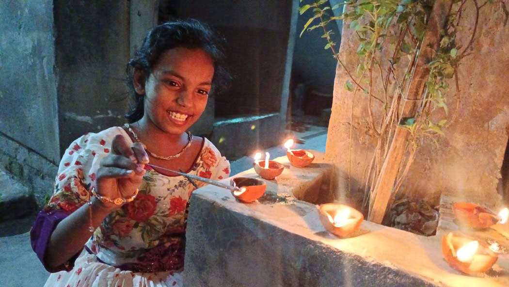 আলোর উৎসবে শ্যামার আরাধনা