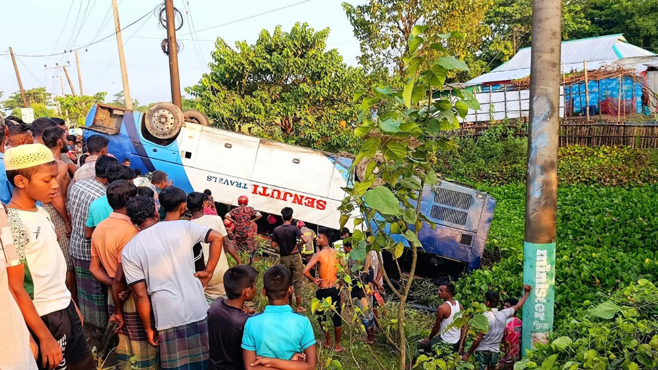 টাঙ্গুয়ার হাওরে ঘুরতে গিয়ে পর্যটকবাহী বাস খাদে, মা-মেয়ে নিহত