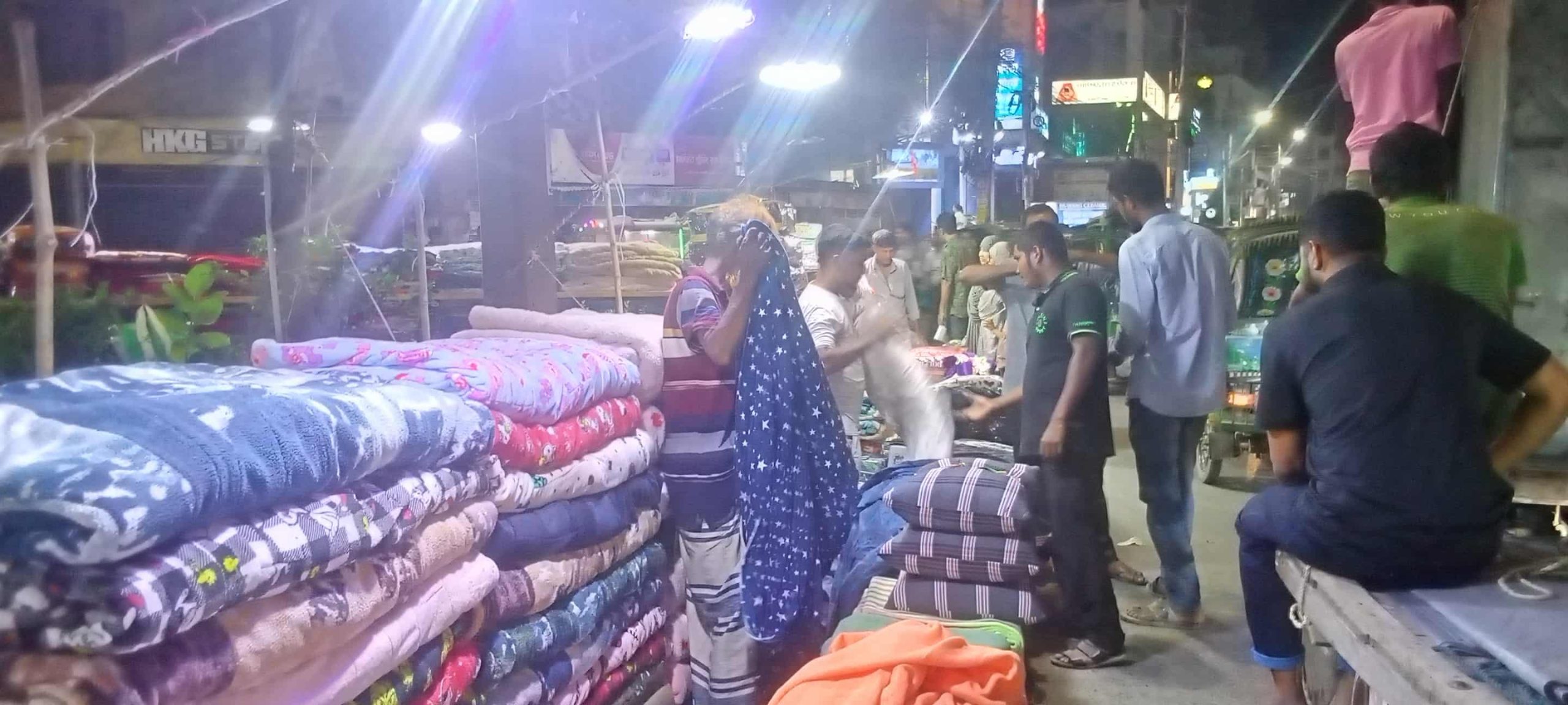 শীত আসেনি, তবুও বেশি দামে বিক্রি হচ্ছে কম্বল