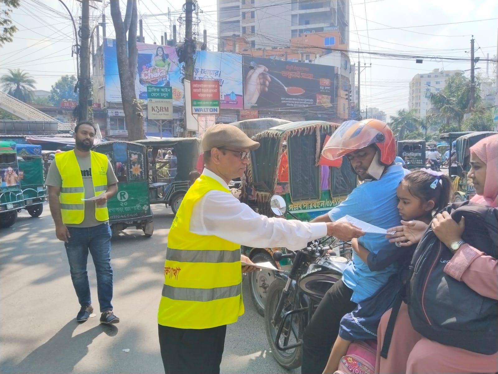 নগরীর লক্ষীপুর মোড়ে নিসচা’র ট্রাফিক ক্যাম্পেইন  
