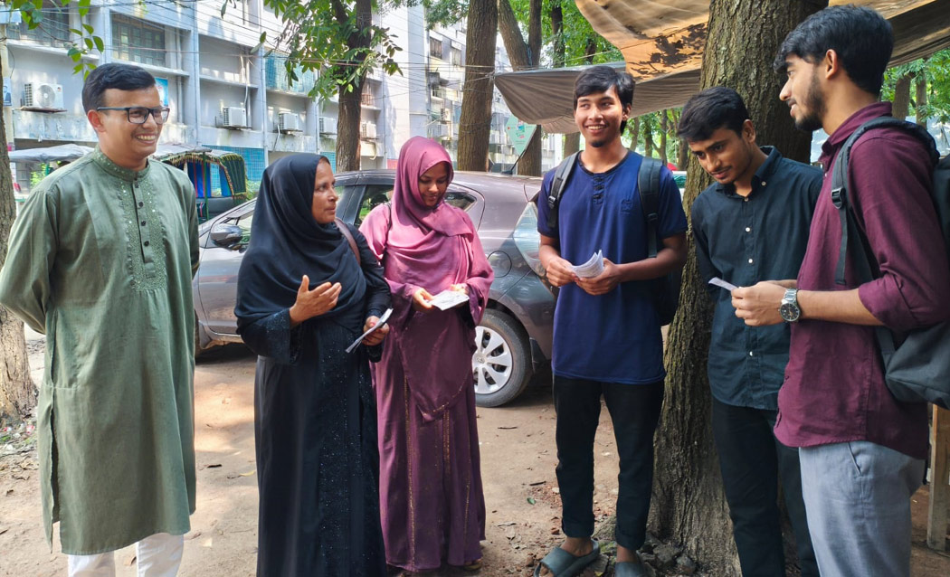 রাকসু নির্বাচন: আচরণ বিধি লঙ্ঘন করে ছেলের প্রচারণায় অংশ নিলেন মা